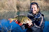Femme présentant une Perche - Franche-Comté France ; Pêche du carnassier au leurre artificiel