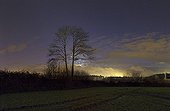 Venus Mars Moon conjunction behind a twin shaft - France ; Tonight the moon adorned his Earthshine is held together with the tight conjunction between the planets Venus (the brightest) and Mars (located vertically Venus).