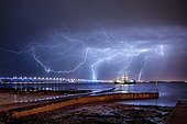 Dégradation orageuse de nuit sur le Fort Louvois - France ; De nombreux orages se sont succédés dans la nuit du 4 au 5 mai 2015 au Fort Louvois. Superpositions de 5 photos de 30 secondes d'exposition soit 2 minutes 30.