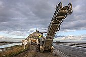 Planing of the asphalt of interim access - Mont Saint-Michel ; Restoration work of the maritime character of Mont Saint-Michel.