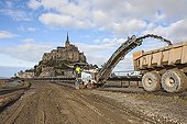 Planing of the asphalt of interim access - Mont Saint-Michel ; Restoration work of the maritime character of Mont Saint-Michel.