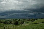 Dégradation orageuse au dessus du bocage - Morvan France ; Degradation orageuse dans le Morvan le 26 avril 2015. Nouvelle cellule orageuse venant de l'Allier. Un arcus s'est formé en arrivant sur la Nièvre.