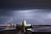 Dégradation orageuse de nuit sur le Fort Louvois - France ; De nombreux orages se sont succédés dans la nuit du 7 au 8 mai 2015 au Fort Louvois.