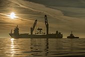 Immersion d'une hydrolienne - Mer d'Iroise Bretagne France ; Manoeuvres dans le secteur maritime de l'île d'Ouessant pour l'immersion de "Sabella D10" dans le "Fromveur" à -55m, première hydrolienne française raccordée sur un réseau électrique public à l'île d'Ouessant.