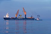Immersion d'une hydrolienne - Mer d'Iroise Bretagne France ; Manoeuvres dans le secteur maritime de l'île d'Ouessant pour l'immersion de "Sabella D10" dans le "Fromveur" à -55m, première hydrolienne française raccordée sur un réseau électrique public à l'île d'Ouessant.