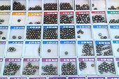 Tahitian Pearls classified as a showcase for sale  ; The Tahitian pearls are sorted according to an official classification, which takes into account their shape, size and the number and arrangement of surface imperfections. Are also used more subtle criteria such as shine and luster.