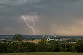 High based storm and lightning near a nuclear power plant  ; High based storm between the Gers and the Tarn et Garonne in the evening of July 16, 2015
