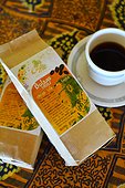Ugandan coffee cup and pack - Uganda  ; The ugandese coffee is known for its flavors and aromas.