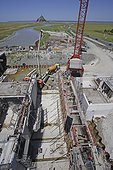 Construction d'un barrage sur le Couesnon - grand projet de rét ; Vue d'une nacelle suspendue à  la flèche de la grue.