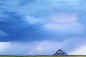 Orage du soir à l'heure bleue sur le Mont Saint-Michel, Normandie, France
