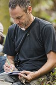 Registration of data about a bird,, by Stéphane Garnier, a research professor at Biogéosciences laboratory of the University of Burgundy, Island of Montserrat. The "Fragmentation and biological invasions" aims to study the effects of fragmentation on forest birds Caribbean.