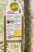 Panneau de mise en garde contre les piqûres de tiques dans une forêt