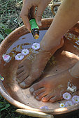 Relaxation and well being in the garden - Cool off - Foot bath with essential oils
