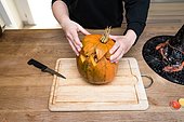 Making of an Halloween pumpkin decoration