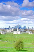 Park of Greenwich Park, a UNESCO World Heritage Site, thanks to the Royal Greenwich Observatory, starting point of the prime meridian. At the bottom, the business district of Canary Wharf, second financial center of the city after the City. In the center are the buildings of the maritime museum. Greenwich, London, United Kingdom