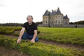 Patrick Borgeot (2014), head gardener of the Domaine de Vaux-le-Vicomte, Replacement of sick boxwood, right, by Japanese Holly (Ilex crenata) left in the foreground, on an experimental basis, Château de Vaux-le-Vicomte, France