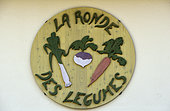 Panneau sur le mur de la ferme agriculture biologique, maraîcher La Ronde des Légumes, Oderen, Alsace, France