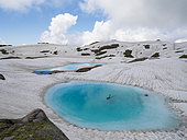 Plongée sous la glace dans un lac de montagne lors du dégel, Lac noir, Haute-Savoie 74, Réserve naturelle des Aiguilles rouges, Alpes, France