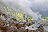 Indonesia, Java Island, East Java province, Kawah Ijen volcano, sulfur miner