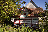 Apiculture - Un rucher châlet traditionnel à la ferme de Bregensdorf. Mentionnée pour la première fois en 1315, la ferme a abrité des ruches paniers pendant des siècles. L’apiculture est un complément pour la famille Fisch. « Prends l’exemple des abeilles laborieuses, c´est seulement par le travail que vient la bénédiction ». Suisse