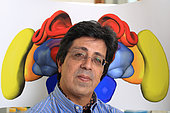 Apidologie - Prof. Martin Guirfa in front of a diagram of a bee's brain. Prof Martin Giurfa's team (CNRS) at the University of Toulouse III - Paul Sabatier has shown that bees were also “capable of generating then manipulating concepts in order to access a source of food”. What is remarkable, specified the professor, is that they can even use two different concepts to make a decision when faced with a new situation. This work, the CNRS confirms in a communiqué, "brings into question many theories in domains such as animal cognition, human psychology, neurosciences and artificial intelligence".
