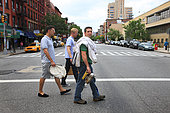 Apiculture urbaine - Andrew Coté apiculteur, fondateur de l'Association des apiculteurs de New York City, Adam Johnson, un novice, et Troy Seidman, un ami curieux, vont à pied inspecter les ruches dans les ruchers à East Village à New York. USA