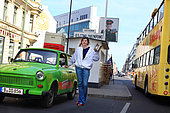 Apiculture urbaine - Erica Mayr, jeune femme de 37 ans pose avec une Trabant, une ruche et un enfumoir devant Check point Charlie. Cette jeune femme a fait un buzz médiatique en 2010 quand elle a posé ses premières ruches sur les toits d’un hangar à Berlin. Apicultrice depuis seulement 3 ans, Erica est propriétaire d’un bar branché dans le quartier de Kreuzberg. Aujourd’hui, Erica est heureuse car les abeilles et l’apiculture s’harmonise avec son métier et sa formation universitaire de paysagiste et d’horticulture. Germany