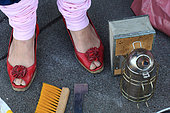 Apiculture urbaine - Les chaussures rouges d’Erica sont un symbole féministe dans l’apiculture. L’apiculture change et les femmes s’y intéressent de plus en plus. C’est la fin de l’image d’Epinal de l’apiculteur avec sa grande barbe. Allemagne