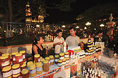 Un apiculteur vend son miel au marché du soir à Campeche. Abeille sans dard du Mexique et commerce équitable