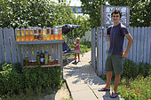 Sur la route de Braila, nous rencontrons le fils d'un apiculteur qui vend le miel de sa famille aux automobilistes. Apiculteurs roumains itinérants, Roumanie