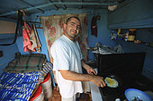Tôt le matin, dans les dortoirs aménagés dans son «lodge», Onéa Dinu Calin, 35 ans, prépare le petit-déjeuner. Apiculteur de troisième génération, il vit aux Maramures et migre pendant quatre mois, d'avril à fin juillet. Apiculteurs roumains itinérants, Roumanie