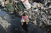 Ragmen in the Bantar Gebang landfill, In Indonesia, on the outskirts of Jakarta, lies the Bantar Gebang site, the largest open-air dump. All day, men, women and children, get what can be resold.