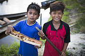 Children coming back from hunting palm weevil larva (Rhynchophorus ferrugineus) Pulau Siberut, Sumatra, Indonésie