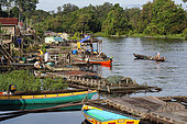 Les nuits du miel . Scènes de vie au village de pêcheurs de Lubak Mawang avec ses maisons sur pilotis. La vie du village est rythmée par les activités de pêche. Les habitants se lèvent tôt, pêchent et transforment leur production. Avant la tombée de la nuit, c’est l’heure du bain dans la rivière. Bornéo, Indonésie