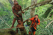 The pygmy canopy honey. Honney hunters and the photographer Eric Tourneret. Sangha, Congo