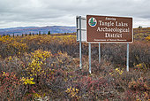 Panneaux d'information sur le site archéologique de Tangle et la réglementation de la chasse, Denali Highway : de Paxson à Cantwell, Alaska, USA