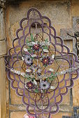 Ecological Funeral, crowns of glass beads, Wicker casket, France