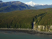 Vue aérienne du Mount Iliamna (ou Volcan Iliamna) et de l'île Chisik, Centre-sud de l'Alaska. USA