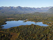Vue aérienne d'un lac et d'une chaine de montagne, Centre-sud de l'Alaska. USA