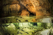 Lac souterrain dans une grotte comportant de nombreuses concrétions, Ain, France