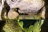 Lac souterrain dans une grotte, Ain, France