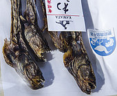 Warasebo (Odontamblyopus lacepedii), Ile de Kyushu, Japon, Poisson séché commercialisé, pour être mangé, dans une boutique locale au Japon. Ce poisson tout en longueur vit dans la vase. Sa tête, et notamment sa forte dentition, lui ont valu le surnom "d'alien" en référence à la créature du film de science fiction.