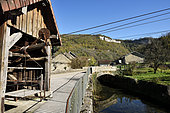 Téléphérique à lait construit en 1893 pour descendre les bidons de lait du hameau en altitude à la fromagerie, rivière la Seille, Blois-sur-Seille, Jura (39), France