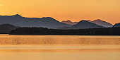 Crépuscule sur la côte du Pacifique. Kennedy Lake Provincial Park, au sud de Tofino, Île de Vancouver, Colombie-Britannique, Canada
