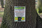 Poster on the proliferation of processionary caterpillars at the Parc Floral de Paris, France