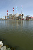 Electrical production plant (Ravenswood generating station) in front of the East River, New York, USA