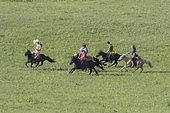 Mongols en habits traditionnels sur un cheval, exercice traditionnel d'adresse, Prairies de Bashang, Zhangjiakou, Province de Heibei, Mongolie intérieure, Chine