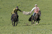 Mongols en habits traditionnels sur un cheval, exercice traditionnel d'adresse, Prairies de Bashang, Zhangjiakou, Province de Heibei, Mongolie intérieure, Chine