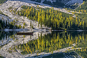 Miroir sur le lac de Braies, dans le massif des Dolomites, célèbre lac au cadre grandiose, spot du tourisme dans le haut Adige au pied du Massif des Dolomites, Parc naturel de Fanes-Sennes-Braies, Tyrol, Italie