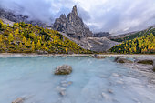 Lake of Sorapiss and Finger of God, in the Dolomites, famous lake with beautiful turquoise waters, receiving the melting waters of a glacier, Massif of the Dolomites, Natural Park of Dolomiti D'Ampezzo, Tyrol, Italy